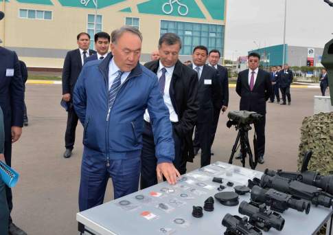 Президент Казахстана ознакомился с продукцией оборонных предприятий Северного Казахстана