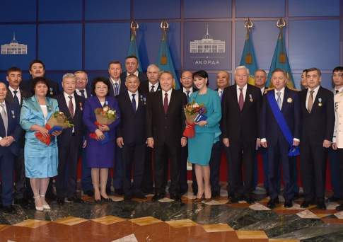    Назарбаев лично вручил госнаграды ряду казахстанцев