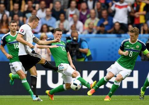 Футболисты сборной Германии обыграли североирландцев и вышли в плей-офф чемпионата Европы