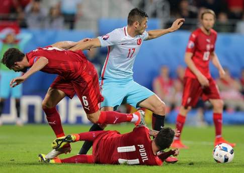 Сборная Турции обыграла Чехию и заняла третье место в группе на Евро-2016