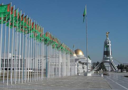 В Туркмении принята конституция, увеличивающая срок полномочий президента