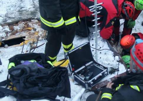 Число жертв схода лавины на отель в центре Италии достигло 18 человек