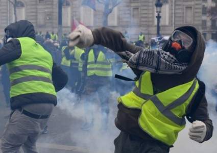 Макрон ввел чрезвычайное положение во Франции