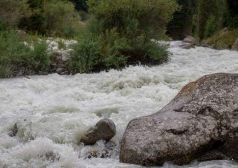 ДЧС Алматы предупреждает о возможных паводках на реках области