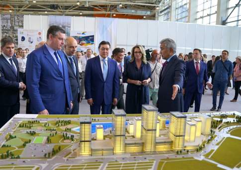 Первые Вице-Премьеры РК и РФ Аскар Мамин и Антон Силуанов приняли участие в открытии выставки, посвященной 20-летию Астаны