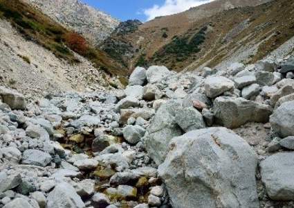 Группа туристов пострадала от камнепада в горах Кыргызстана, четверо казахстанцев травмированы