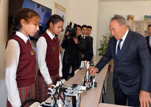 Глава государства посетил микрорайон «Сарыарка» и Детскую техническую школу в Павлодаре