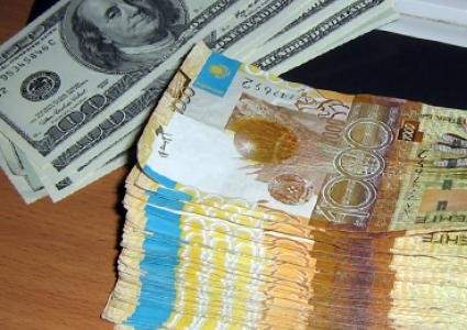 В обменниках Астаны курс продажи доллара обновил новый максимум - 290,5 тенге, в Алматы - 291 тенге