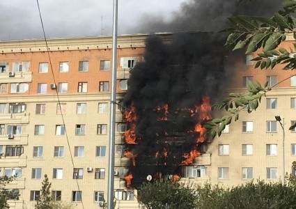 Крупный пожар произошел в жилой многоэтажке в Актобе (видео)