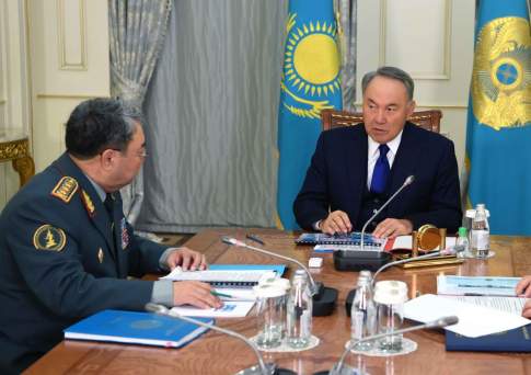 Президент Казахстана провел встречу с министром обороны