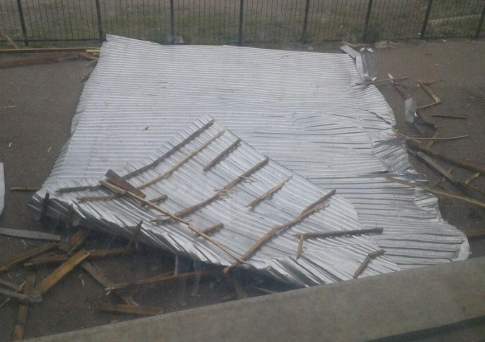 В ВКО из-за сильного ветра сорвало кровли с 11 зданий