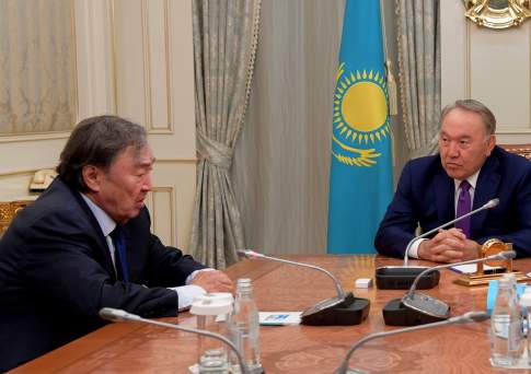 Назарбаев выразил соболезнование поэту Сулейменову в связи с гибелью внука