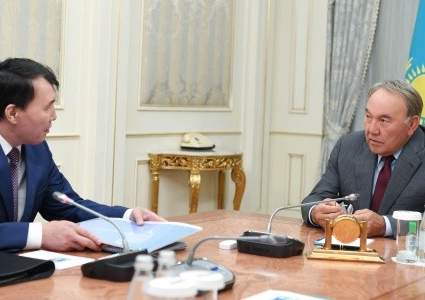 Распространить на всю систему госслужбы пилотный проект повышения зарплаты чиновников считает необходимым Назарбаев