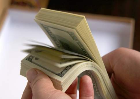 Крупную сумму незадекларированной валюты пытался пронести в Казахстан гражданин Китая