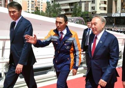 Президент РК осмотрел вело-пешеходный мост через р. Есиль в Астане