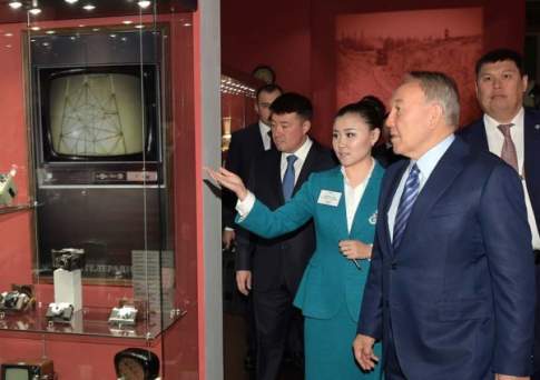 Глава государства посетил музей в Алматы и встретился с общественными деятелями