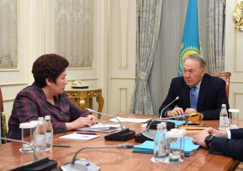 «Вполне осуществимым делом» назвал Назарбаев обучение школьников на 3-х языках