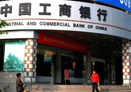 Слухи на три дня парализовали работу банков в китайском городе