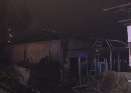 Пять торговых бутиков и кровля автовокзала горели в районе «Саяхата» в Алматы