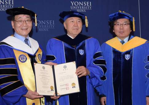 Нурсултану Назарбаеву было присуждено звание Почетного доктора наук университета «Енсей»