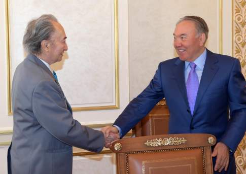 Глава государства вручил ветерану Великой Отечественной войны Джиенбаеву госпремию мира