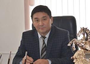 Пойманный в Караганде пьяным за рулем служебного авто и лишенный прав аким отделался выговором