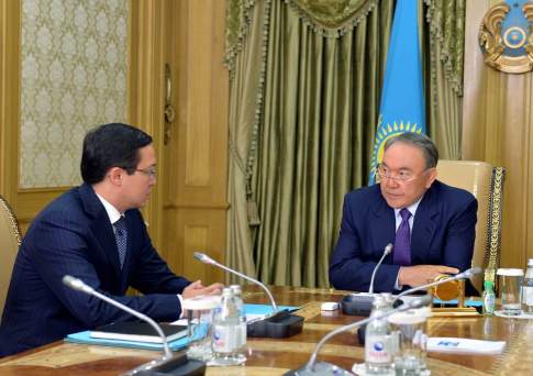 Президент поручил главе Нацбанка разъяснить населению ситуацию с курсом тенге