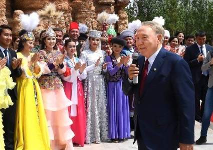 Назарбаев посетил реконструированный Алматинской областью к 20-летию Астаны парк «Жетысу»