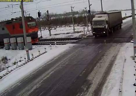 В Северном Казахстане грузовик столкнулся с грузовым и пассажирским поездами (Видео)