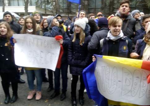В Кишиневе начались акции протеста: сторонники проигравшей Майи Санду требуют отмены результатов президентских выборов