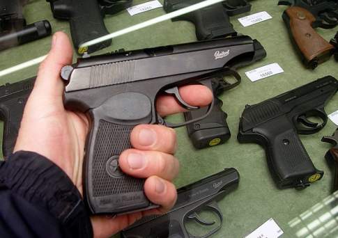 В оружейных магазинах Алматы и Астаны приостановлена продажа оружия