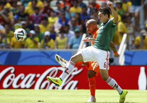 Голландия одержала волевую победу над Мексикой и пробилась в четвертьфинал чемпионата мира по футболу в Бразилии