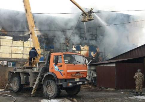Пожарным удалось локализовать сложнейший пожар в торговом центре Талдыкоргана