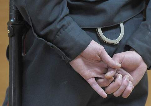 Кызылординские полицейские, избившие прохожего, получили условный срок