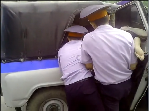 Карагандинские полицейские силой запихали инвалида в служебную машину