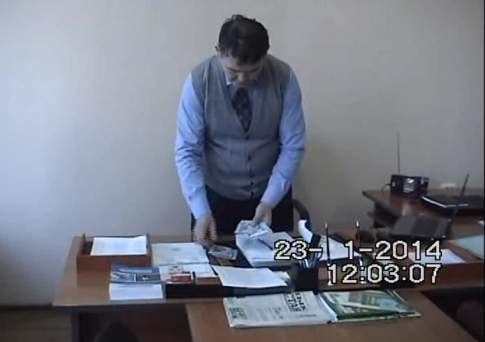 Задержание сотрудника областной инспекции труда в Караганде (ВИДЕО) 