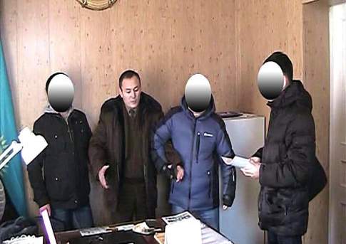 В Северо-Казахстанской области при получении взятки задержан чиновник 