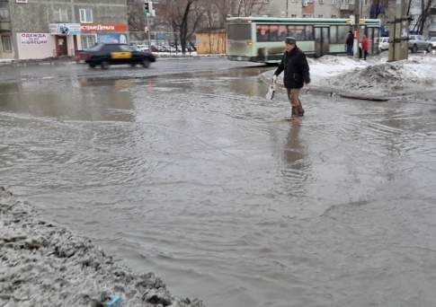 В Байконуре талый снег и дожди подтопили улицы и жилые дома