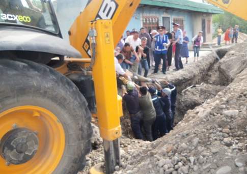 Под обвалом грунта в Таразе погибло четверо человек