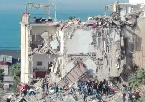 В Неаполе рухнул пятиэтажный дом, под завалами есть люди