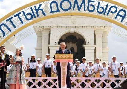 Назарбаев принял участие в праздновании Национального дня домбры в Астане