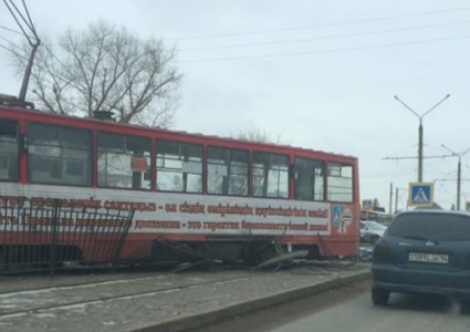 Трамвай сошел с рельсов и врезался в столб в Павлодаре