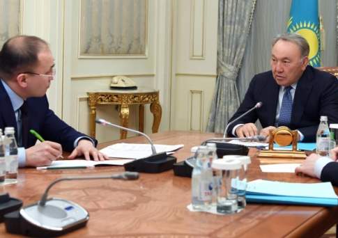 Парламент и правительство должны работать только на госязыке с синхронным переводом - Назарбаев