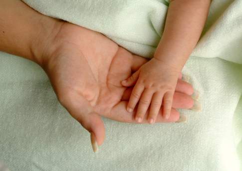 Рожденную в туалете девочку удочерили в Актобе