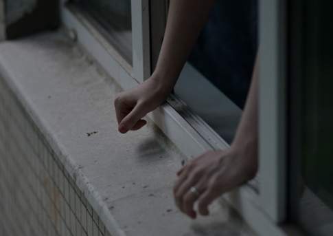 Житель Астаны в порыве гнева выкинул шкаф с 13 этажа