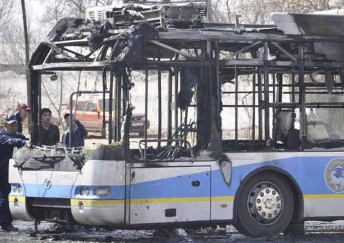 В Алматы полностью сгорел троллейбус (ВИДЕО)