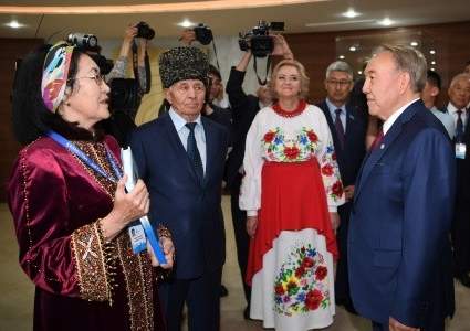 Реконструированный Мангистауской областью в подарок Астане Дом дружбы посетил Назарбаев