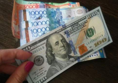 Курс продажи доллара в пунктах обмена валют Астаны, Алматы и Шымкента вырос до 372 тенге