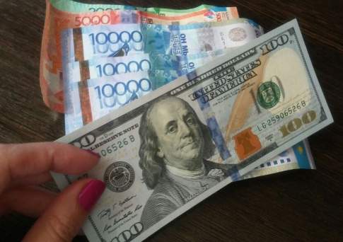 Курс продажи доллара США в обменниках Алматы повысился до 364,1 тенге, Астаны и Шымкента до 365 и 364 тенге