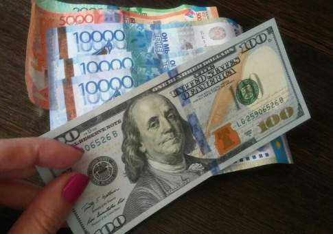 Курса доллара к тенге будет находиться в диапазоне 368-378 тенге – эксперт